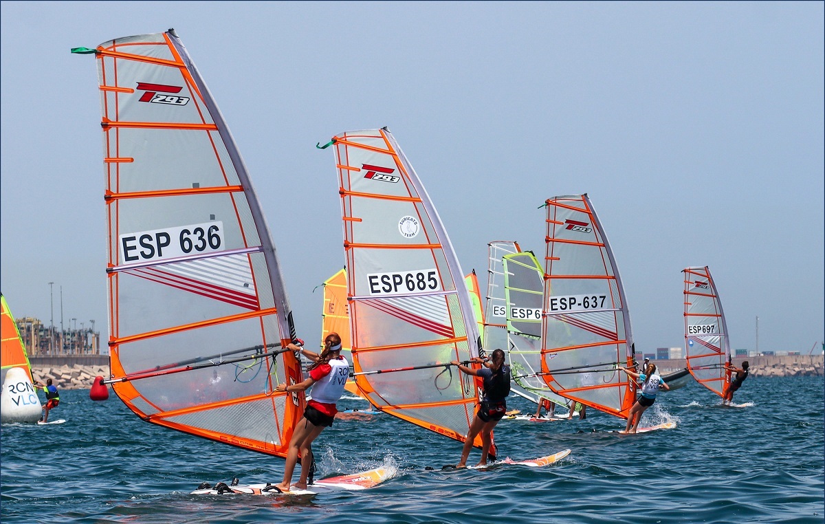 Regata en aguas del Real Club Náutico de Valencia